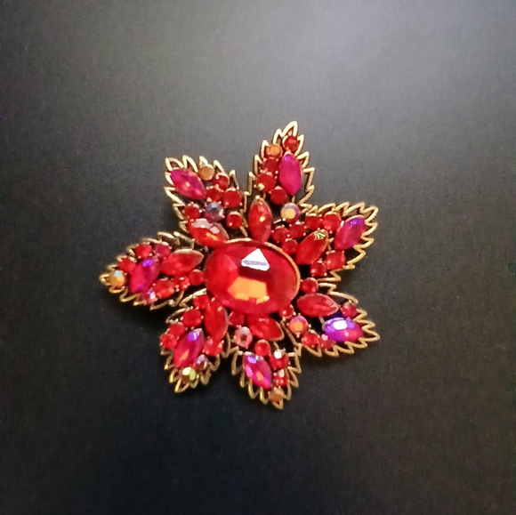 🌲Vibrant Poinsettia Brooch🌲 - Picture 3 of 11